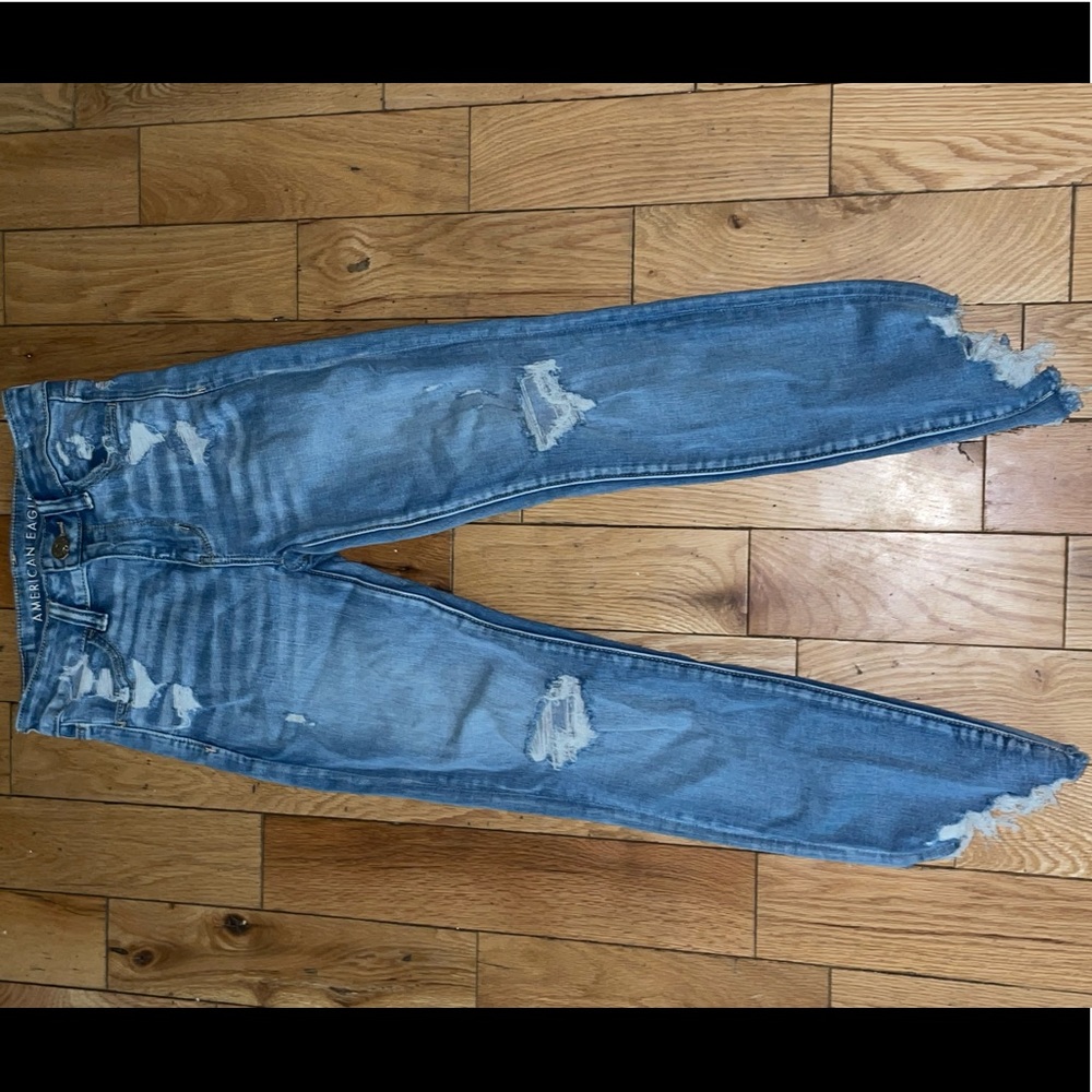 light wash American eagle ripped blue jeans